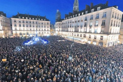 Concentración multitudinaria en la Place Royale de Nantes.-Foto:   AFP / GEORGES GOBET, JULIO CARBO, EFE / MARTIAL TREZZINI, AP PHOTO / CHRISTOPHE ENA, AFP / LEON NEAL, AFP/THIBAULT CAMUS,CARLOS MONTAÑES