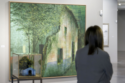 Una mujer observa una de las obras del artista. SANTI OTERO
