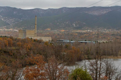 La central nuclear de Garoña, en el horizonte, permanece a la espera de una decisión definitiva sobre su futuro.-YUSTI
