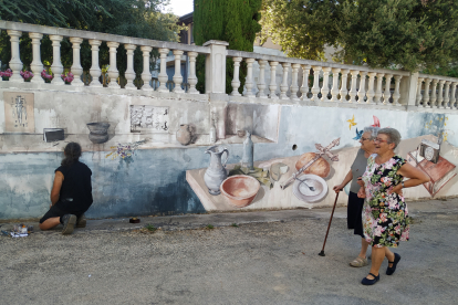 Dos paisanas de Reinoso sonríen a su paso por el mural. STARTER PROYECTOS