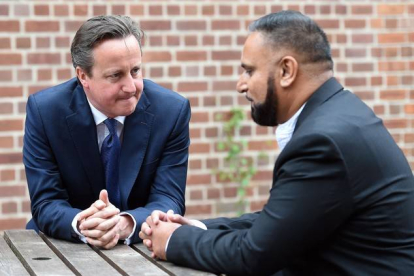 El primer ministro británico, David Cameron, conversa con Abdullah Rehman, un musulmán de Birmingham, donde ha presentado su plan contra el yihadismo.-Foto: AFP / PAUL ELLIS
