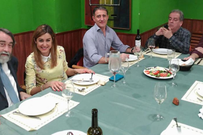 El director de ELMUNDO, Pedro G. Cuartango, ayer en Bilbao junto a la alcaldesa de Miranda, Aitana Hernando, y el portavoz popular, Borja Suárez (derecha).-ECB