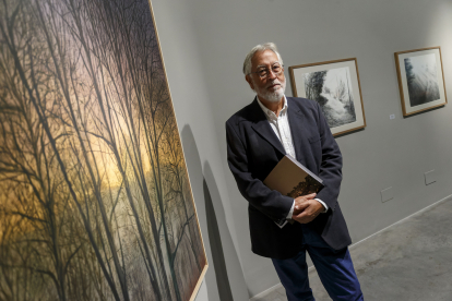 El artista asturiano Melquiades Álvarez posa delante de una de sus obras. SANTI OTERO