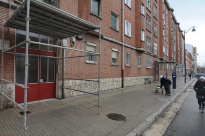 Cada portal amaneció ayer con un andamio ya que se están iniciando los trabajos en las cornisas.-ISRAEL L. MURILLO