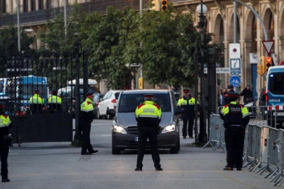 Agentes de los Mossos controlan los accesos al Parlament de Cataluña.-QUIQUE GARCIA (EFE)
