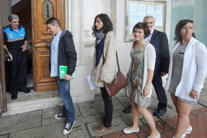 Raúl Salinero, Blanca Guinea, Eva de Ara, Marco Antonio Manjón y Sara Hojas, cinco de los seis concejales de Imagina Burgos.-ISRAEL L. MURILLO