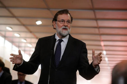 El presidente del Gobierno, Mariano Rajoy, durante las declaraciones que realizó a su llegada a la recepción que se celebra en el Congreso de los Diputados con motivo del Día de la Constitución.-EFE / JUAN CARLOS HIDALGO