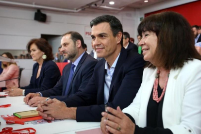 Sánchez, rodeado por Cristina Narbona y Jose Luis Ábalos esta tarde-DAVID CASTRO