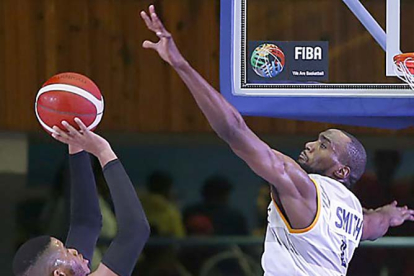 Rivero lanza a canasta en el partido entre Cuba e Islas Vírgenes. FIBA