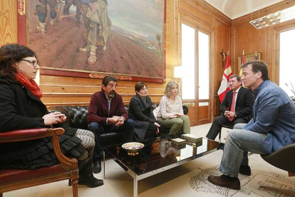 Representantes de Treviño con portavoces del PP provincial el pasado mes de abril en la Diputación.-RAÚL G. OCHOA