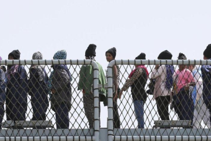 Inmigrantes hacen cola en el puerto italiano de Augusta.-ANTONIO PARRINELLO (REUTERS)