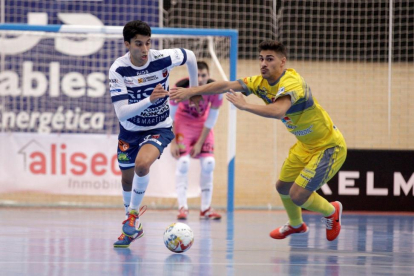 Esteban trata de impedir avanzar a un jugador del Rios-Rubén Losada / FotografiArte