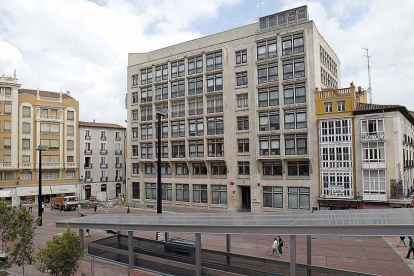 El edificio de la plaza de Santo Domingo de Guzmán compatibilizará uso comercial y residencial.-ISRAEL L. MURILLO
