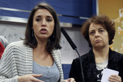 La portavoz de Podemos en el Congreso Irene Montero y la diputada de la formacion Gloria Elizo durante una rueda de prensa en el Congreso.-/ SERGIO BARRENECHEA (EFE)