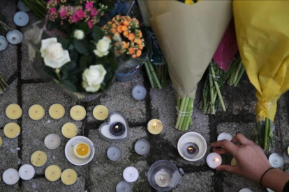 Velas por un joven de 18 años apuñalado el miércoles.-/ AFP / DANIEL LEAL-OLIVAS