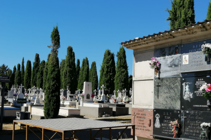 El Ayuntamiento ha permitido que sólo un empleado cargase con todo el trabajo por las constantes bajas del resto de la plantilla del cementerio arandino. L. V.