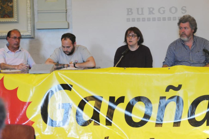 Juantxo López  de Uralde, diputado nacional de Equo-Unidos Podemos (derecha) ayer en Burgos.-ISRAEL L. MURILLO