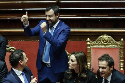El ministro del Interior italiano, Matteo Salvini,  celebra la aprobación de la ley de legitima defensa en el Senado de Italia.-GIUSEPPE LAMI (EFE)