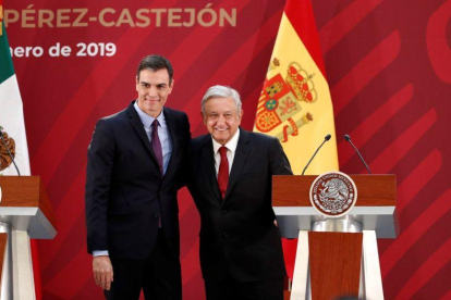 El presidente del Gobierno espanol Pedro Sanchez y el presidente de Mexico Andres Manuel Lopez Obrador.-EFE