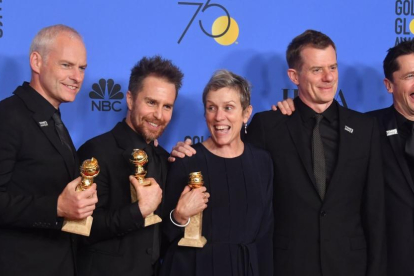 Martin McDonagh, Sam Rockwell, Frances McDormand, Graham Broadbent y Peter Czernin posan con los Globos de Oro obtenidos por Tres anuncios en las afueras.-AFP