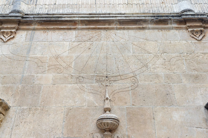 En el patio interior del palacio hay varios relojes de sol grabados en los muros. SANTI OTERO