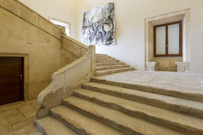 Primeros peldaños de la gran escalera interior del palacio. SANTI OTERO