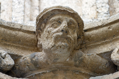 Según la tradición, este busto, sito en un capitel del patio, representa a Carlos V. SANTI OTERO