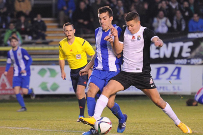 José Fran protege el balón ante la presión de un rival.-ISRAEL L. MURILLO