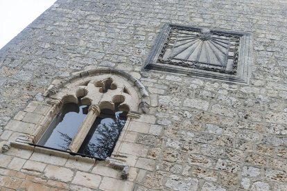 Detalle de la torre del palacio, con un ventanal -no original del muro- u un reloj de sol. SANTI OTERO