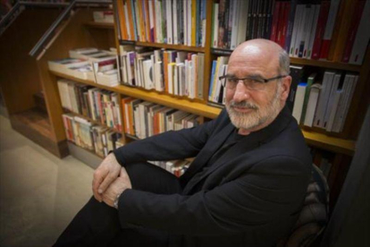 Fernando Aramburu posa en la librería Laie de Barcelona.-CARLOS MONTAÑÉS