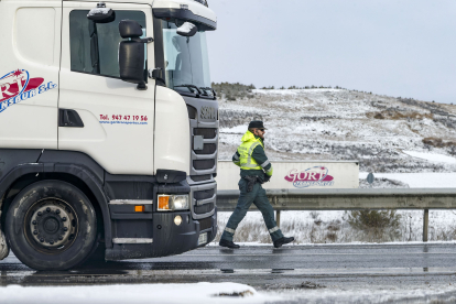 La nieve obligó a paralizar el tráfico de camiones en las vías principales. SANTI OTERO