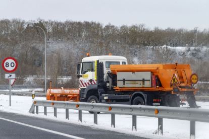 La nieve obligó a paralizar el tráfico de camiones en las vías principales. SANTI OTERO