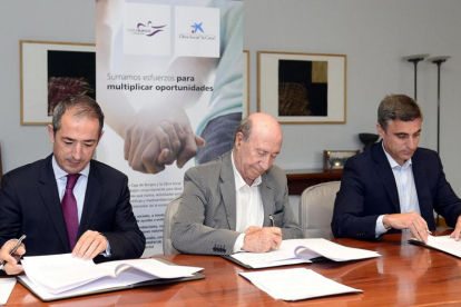 José María Pérez ‘Peridis’, Rafael Barbero y José Manuel Bilbao renuevan su convenio de colaboración para impulsar tres nuevas lanzaderas.-ICAL
