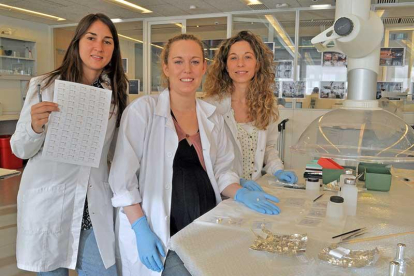 Marina Martínez de Pinillos, Celia García y Ana Pantoja en el laboratorio del Cenieh.-ECB