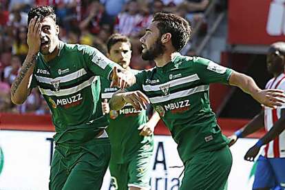 Diego Rico celebra el gol que logró ante el Sporting en El Molinón.-LALIGA.COM