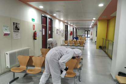 La UME limpiando las salas de espera del centro de salud Miranda Este. ECB