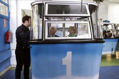 Esperanza Aguirre y Albert Boadella, en el teleférico de Madrid, en el 2015.-EFE / CARLOS IGLESIAS