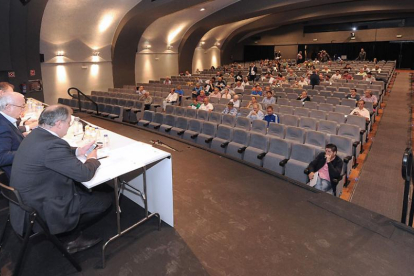 Imagen de la sala Cultural Caja de Burgos momentos antes de que comenzara la Asamblea Ordinaria del Burgos CF.-ISRAEL L. MURILLO
