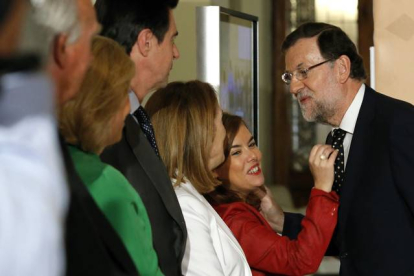 Mariano Rajoy saluda a miembros del Gobierno, este mediodía, en Madrid.-Foto: JUAN MANUEL PRATS