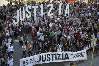 Miles de personas se han manifestado esta tarde en Pamplona pidiendo justicia para los ocho jóvenes de Alsasua, procesados por agredir a dos guardias civiles y sus parejas en un bar de madrugada en octubre de 2016.-EFE / VILLAR LOPEZ