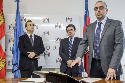 El decano toma posesión de su cargo-s