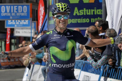Carlos Betancur atraviesa victorioso la línea de meta de la segunda etapa de la Vuelta Asturias 2016-ECB