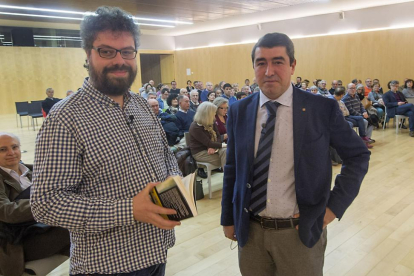 Sergio del Molino (i.) y Pablo Lago, antes de sentarse a charlar sobre ‘La España vacía’.-Israel L. Murillo