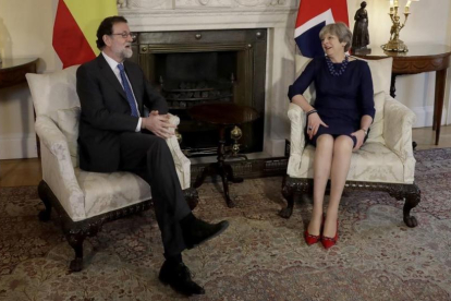 La primera ministra británica, Theresa May, junto al presidente Mariano Rajoy, en Downing Street.-MATT DUNHAM (AP)