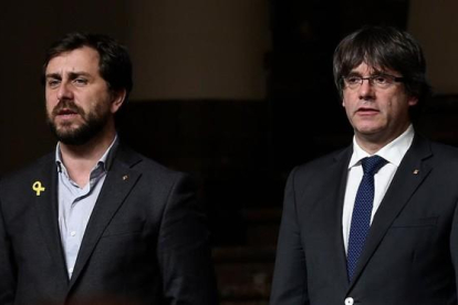 Toni Comín y Carles Puigdemont en Bruselas.-AFP / JOHN THYS