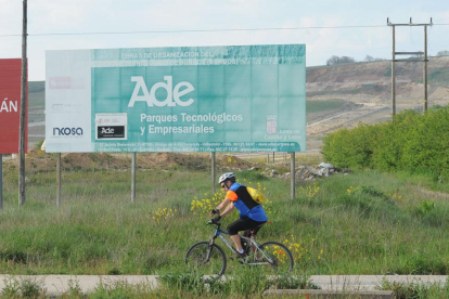 Un ciclista pasa junto a los terrenos vacío del Parque Tecnológico.-ISRAEL L. MURILLO