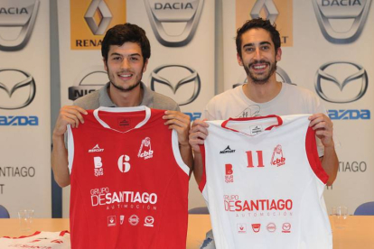 Ricardo Martínez y Álex Ruiz posan con la camiseta del Grupo De Santiago en la sede del patrocinador, ayer.-ISRAEL L. MURILLO