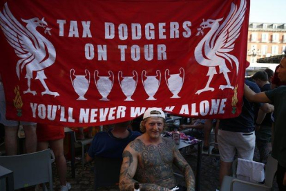 Un aficionado del Liverpool, junto a otros compañeros, en la Plaza Mayor de Madrid.-AP