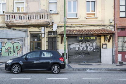 Imagen de pintadas sobre locales cerrados en la calle Madrid.-ISRAEL L. MURILLO