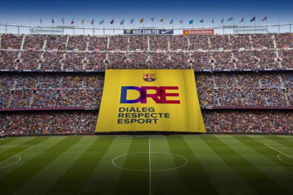 Simulación de la pancarta de 45 x 46 metros que se verá este miércoles en el Camp Nou.-EL PERIÓDICO